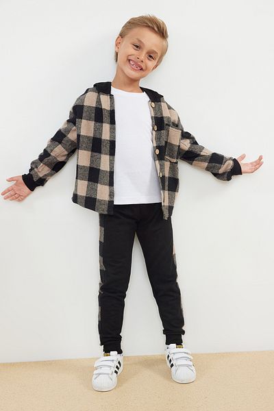 TRENDYOLKIDS Fekete kockás pamut póló és nadrág ing szett fiúknak - TKDAW25AU00064