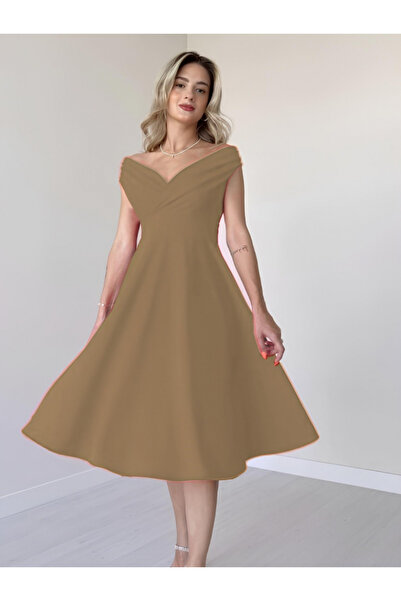 Viyamo Дамска рокля от креп - къс ръкав, двуредна яка и пола с волан