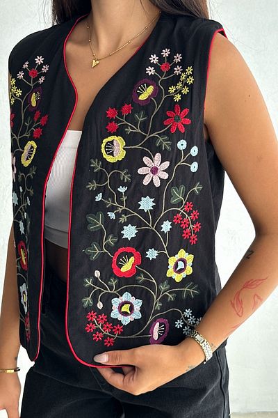 FEMELLE Vestă neagră cu model floral brodat