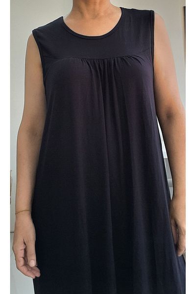 Mertcan Butik Μαύρο φόρεμα από χτενισμένο βισκόζη με κομμένο μπροστινό και πίσω μέρος από τη ρόμπα με χοντρό λουράκι