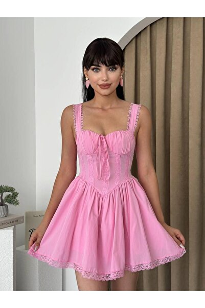 Afiş Butik Розова рокля с детайли от дантела и дебели презрамки