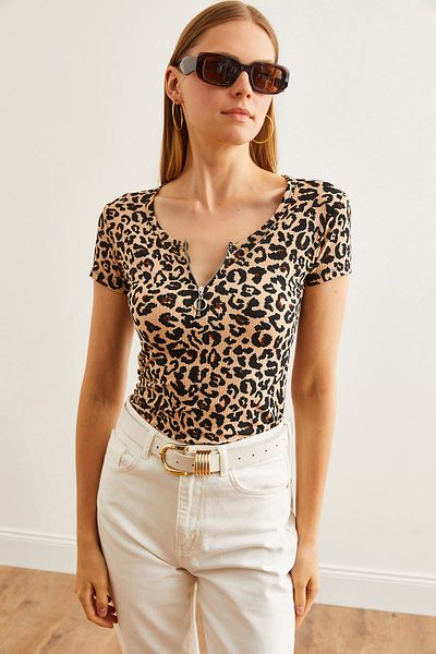Olalook Béžová košilková halenka s leopardím vzorem - na zip BLZ- 19000112