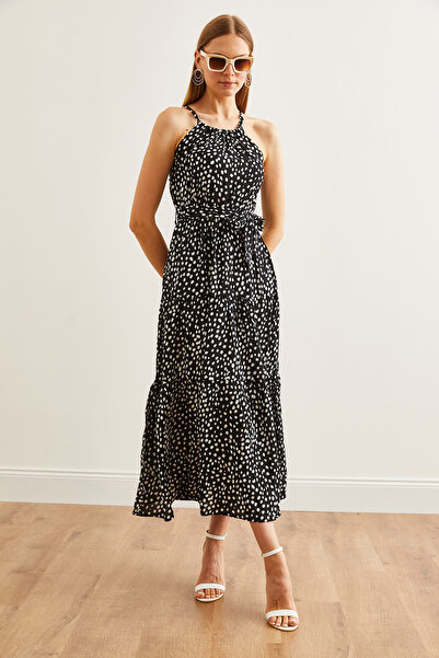 Olalook Černobílé viskózové šaty s ohlávkovým výstřihem – s páskem, tkané ELB- 19001548