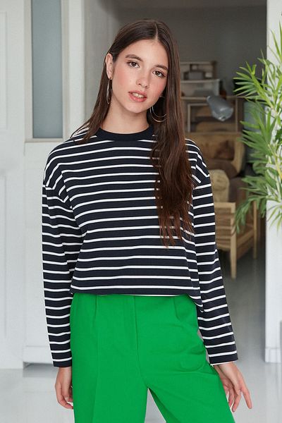 Trendyol Collection Marineblau gestreiftes Oversize/Weit geschnittenes Rundhals-Sweatshirt aus dünnem Strick TWOAW23SW00326