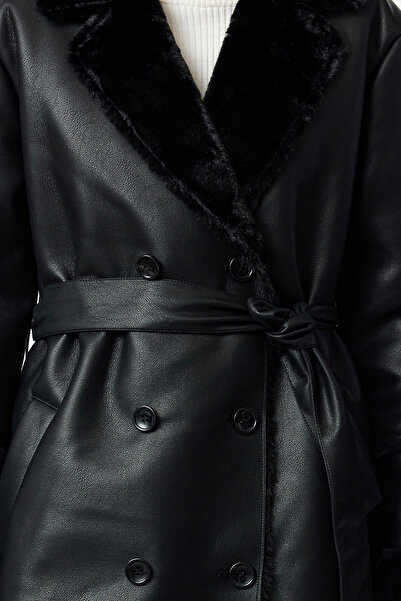 Trendyol Collection Černý oversize široký střih s kožešinovým límcem s detailním detailem dlouhý kabát z umělé kůže TWOAW24KB00188