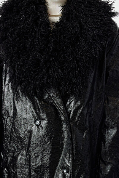 Trendyol Collection Černý oversize límec s kožešinou z umělé kůže kabátek Twoaw25Mo00029