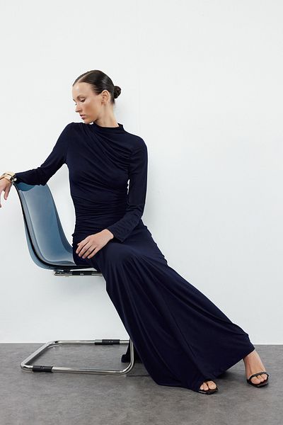 Trendyol Collection Marineblaues flexibles Maxi-Strickkleid - Stehkragen, lange Ärmel, tailliert TWOAW25EL00099