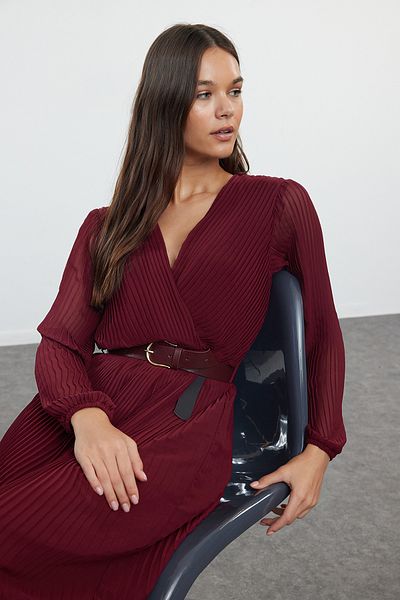 Trendyol Collection A-Linien-Maxikleid aus plissiertem Chiffon in Burgunderrot – mit Gürtel und Futter TWOAW24EL00471