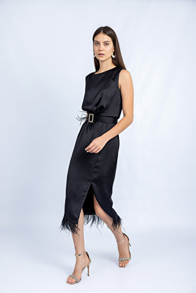 ELİSEV KOLSUZ TÜY DETAYLI MAKSİ BOY YIRTMAÇLI ELBİSE