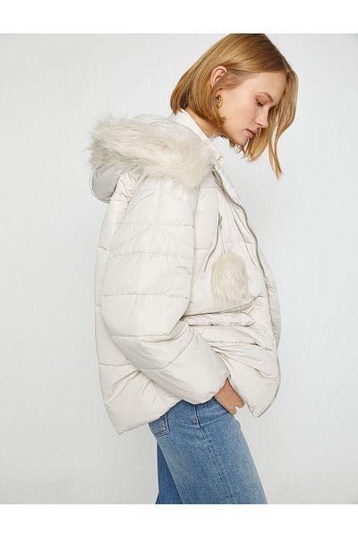 Koton Kurze Pufferjacke mit Kapuze und Plüschdetails
