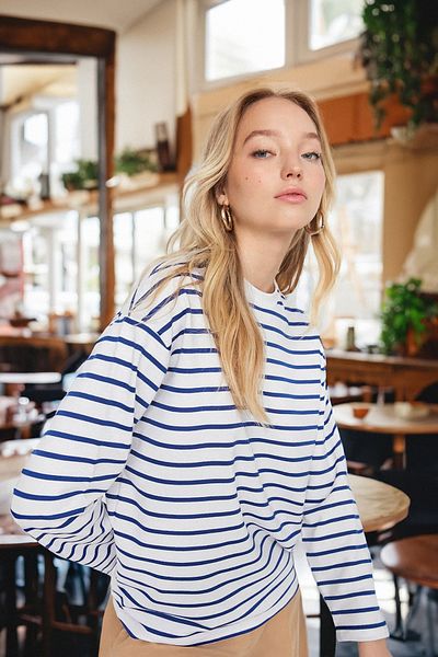Trendyol Collection Weiß gestreiftes Oversize/Weit geschnittenes Rundhals-Sweatshirt aus dünnem Strick TWOAW23SW00326