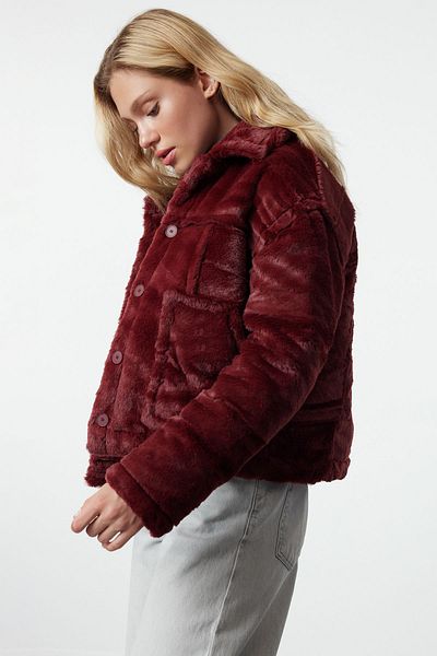 Trendyol Collection Burgunderfarbene Plüschjacke – Übergröße, gesteppte Details, TWOAW25MO00130
