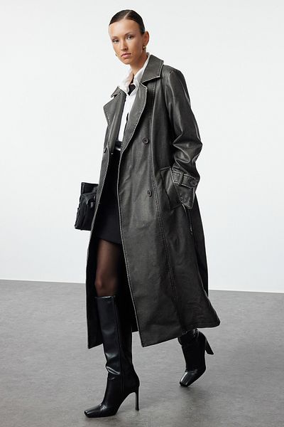 Trendyol Collection Schwarzer, normaler, langer Trenchcoat aus Kunstleder mit Gürtel TWOAW25TR00000