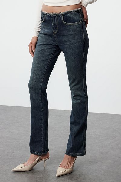 Trendyol Collection Dunkelblaue Vintage-Crop-Flare-Jeans mit Quasten – blasser Effekt, niedrige Taille TWOAW25JE00119