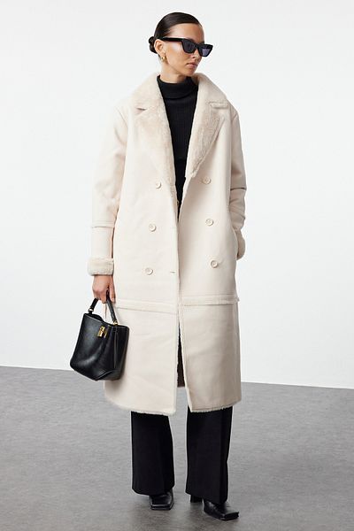 Trendyol Collection Oversize kabát z umělé kůže Ecru – s páskem, detail kožešinového límce, dlouhý střih Twoaw24Kb00188