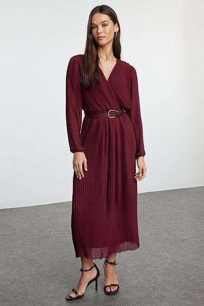 Trendyol Collection A-Linien-Maxikleid aus plissiertem Chiffon in Burgunderrot – mit Gürtel und Futter TWOAW24EL00471