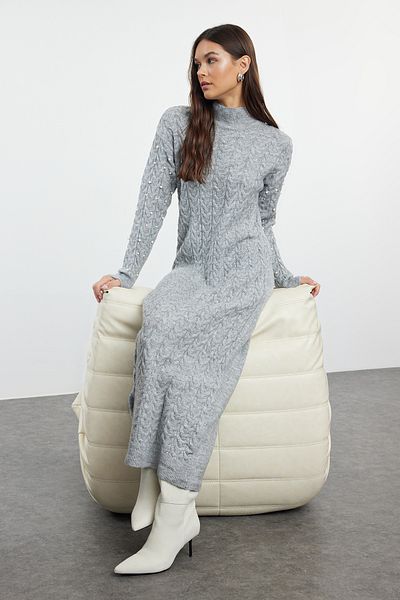 Trendyol Modest Hajfonatos szürke kötöttáru ruha - gyöngyház kiegészítő TCTAW25EB00047