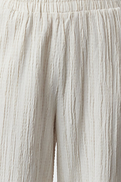 Trendyol Collection Ecru elastické tkané kalhoty s texturovanou tkaninou TWOSS24PL00142