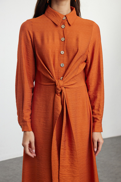 Trendyol Modest Aerobinové košilové šaty se skořicovou kravatou do pasu Tctaw25Eb00075