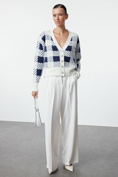 Trendyol Collection Kardigan z měkkého kostkovaného úpletu - Ecru Twoaw25Hi00285