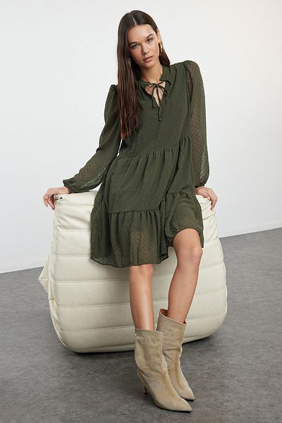Trendyol Collection Weit geschnittenes, khakifarbenes, gepunktetes Chiffonkleid – Winter TWOAW25EL00276