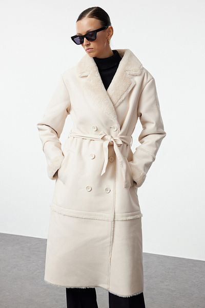 Trendyol Collection Oversize kabát z umělé kůže Ecru – s páskem, detail kožešinového límce, dlouhý střih Twoaw24Kb00188