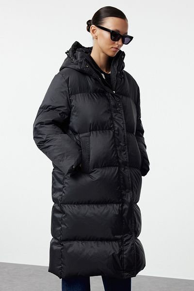 Trendyol Collection Długa kurtka puchowa - WaTer RepellenT, gęsie pióro, czarna, oversize TWOAW25MO00103