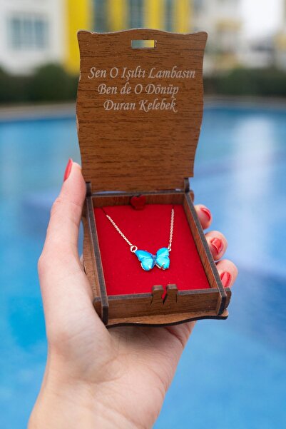 Violansia 925 Ayar Gümüş Ahşap Kutulu Kişiye Özel Mineli Mavi Kelebek Kolye