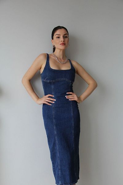 Julidress Blugi de tendință albastru închis - rochie midi premium din denim cu croială subțire și fante