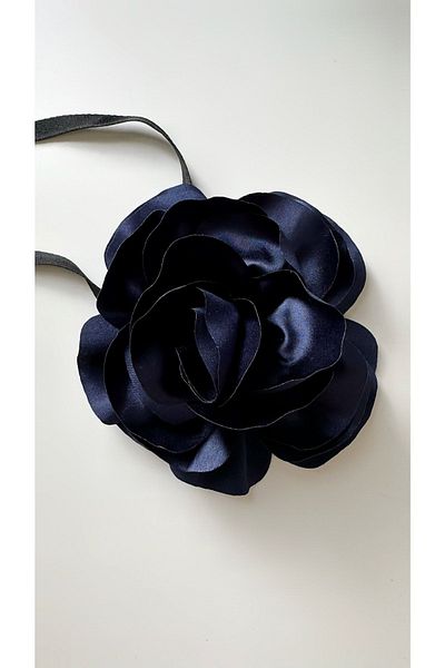 Âlâ Atelier Floral Patterned Lace-up Choker Necklace - Rose Name
