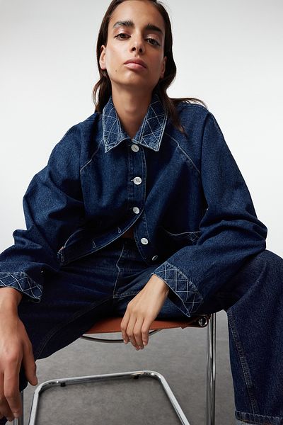 Trendyol Collection Udržitelná tmavě modrá oversize džínová bunda – s detailem prošívání TWOAW25CE00028