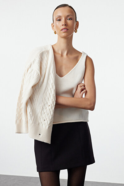 Trendyol Collection Ecru Knitwear Double Set - Dwurzędowa bluzka z detalami i kardigan Twoaw25Hi00033