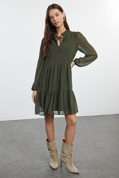 Trendyol Collection Weit geschnittenes, khakifarbenes, gepunktetes Chiffonkleid – Winter TWOAW25EL00276
