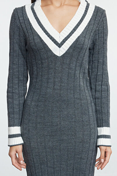 Trendyol Collection Сукня-светр міді антрацитового кольору TWOAW25EL00009