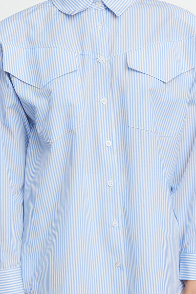 Trendyol Collection Modrá vata Detailní pruhovaná kapsa Oversize Široká tkaná košile TWOAW25GO00051