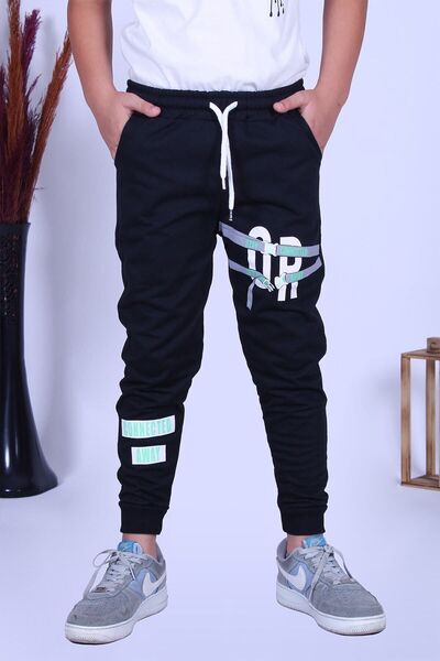 YA KO KİDS Ή εμπριμέ αγορίστικο μαύρο φούτερ με λεπτομέρεια από καουτσούκ στη μέση και διπλές τσέπες