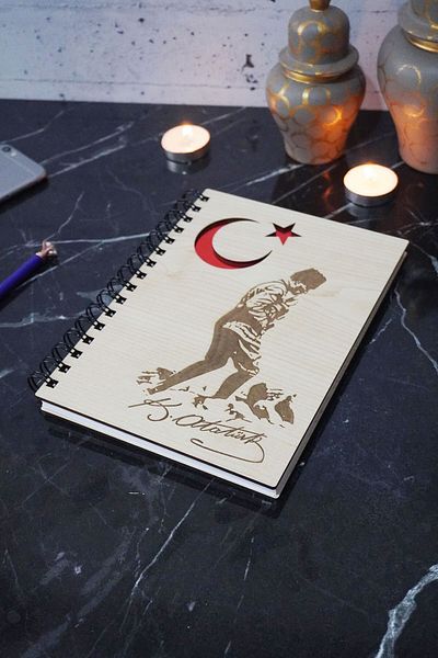 markcat Mustafa Kemal Atatürk Caiet de lemn cu model, 120 de pagini zilnic, fără linii