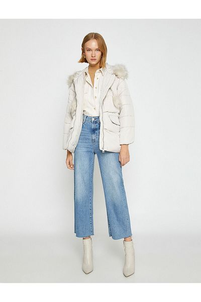 Koton Kurze Pufferjacke mit Kapuze und Plüschdetails