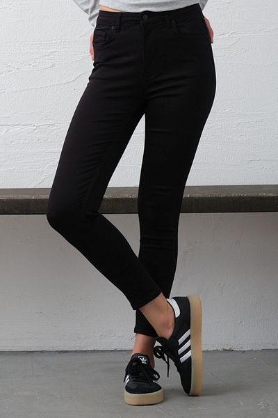 Maule Skinny Jegging aus schwarzer Satin-Baumwolle – Damenhose mit 5 Taschen @carpi