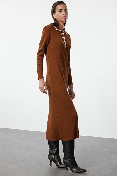 Trendyol Modest Καφέ πλεκτό φόρεμα πόλο με κουμπιά πέτο TCTAW25EB00044