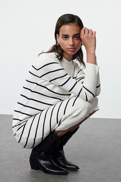 Trendyol Collection Prémiové úpletové šaty Ecru Midi – pruhované, speciální příze Twoaw25El00093