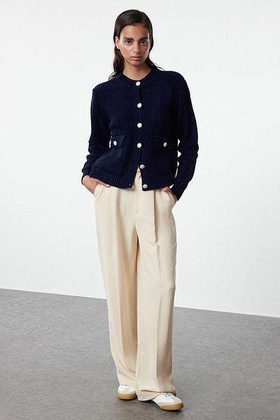 Trendyol Collection Crew nyakú sötétkék kötöttáru kardigán - kabát megjelenés TWOAW25HI00061