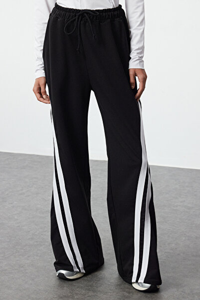 Trendyol Collection Fekete pamut színes blokkoló csíkos részlet, széles szárú kötött sport melegítőnadrág THMAW25EA00000