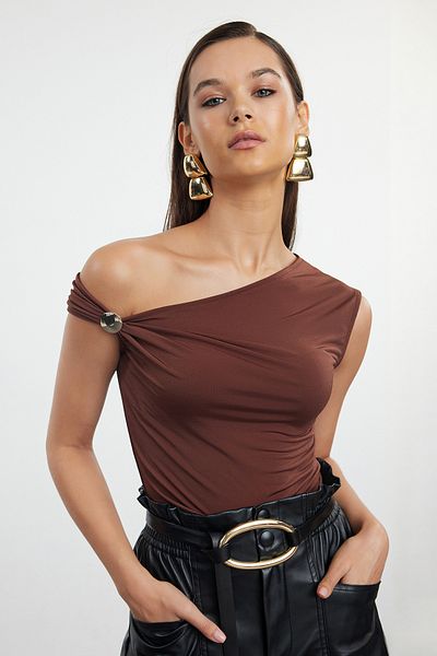 Trendyol Collection Καφέ Πλεκτή Μπλούζα με Μεταλλικά Αξεσουάρ TPRSS24BZ00007