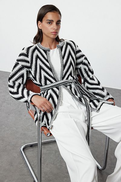 Trendyol Collection Strickjacke mit Zickzackmuster in Ecru – breite Passform und Gürtel TWOAW25HI00257