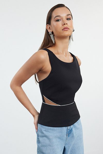 Trendyol Collection Μαύρη κομμένη λεπτομερής υφαντή μπλούζα TPRAW25BZ00002