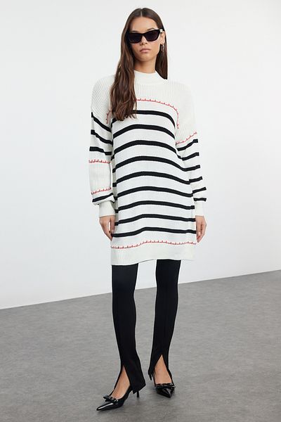 Trendyol Modest Základní pletený svetr – Ecru, červený a černý pruhovaný TCTAW25AK00026