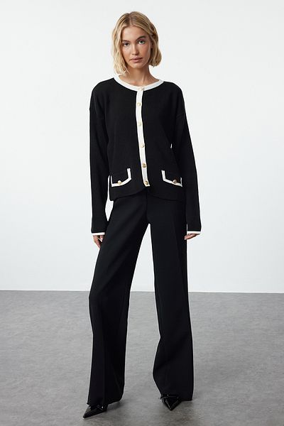 Trendyol Collection Pletený černý svetr - barva blokovaná, vzhled bundy Twoaw25Hi00024