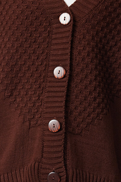 Trendyol Collection Hnědý pletený svetr s širokým střihem a detailem pleteniny - Twoaw25Hi00267