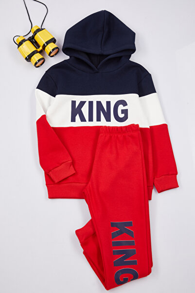 TRENDYOLKIDS طقم سويت شيرت وبنطلون رياضي محبوك للأولاد من القطن الأحمر بغطاء للرأس TKDAW25AU00054